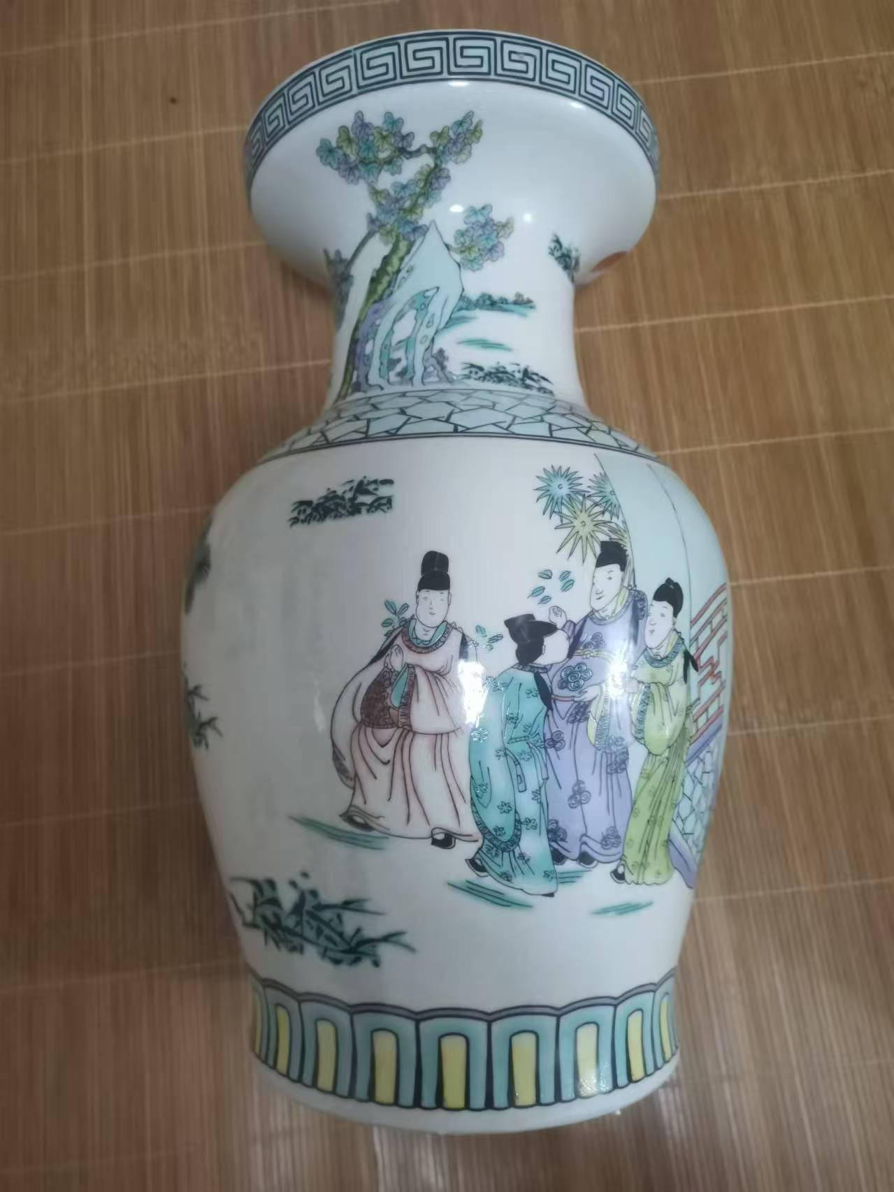 【V】清乾隆人物盘口瓶-资源网