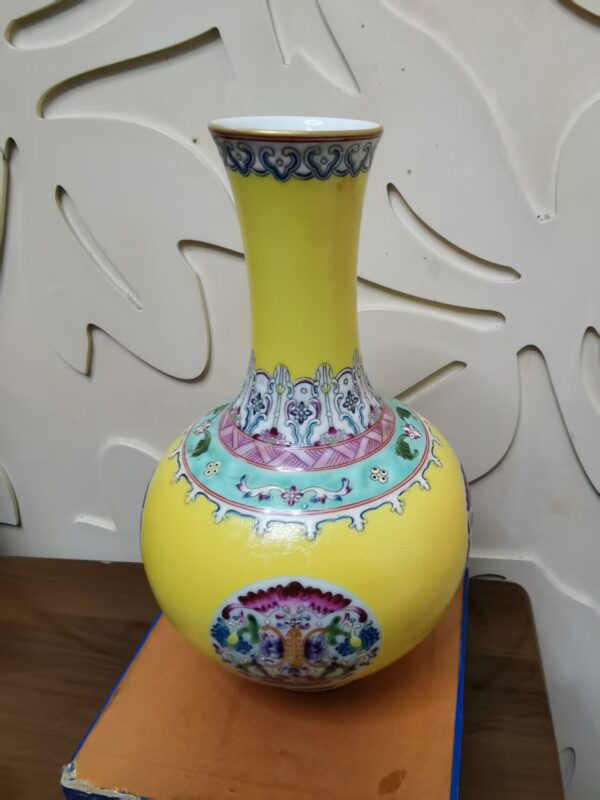 【V】大清乾隆黄釉开关压道纹描金赏瓶-资源网